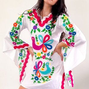 Embroidered Kaftan Dress Size XS: White dress with colorful embroidery work
